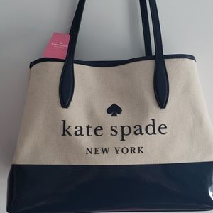 Kate Spade NWT- bucket bag w snaps